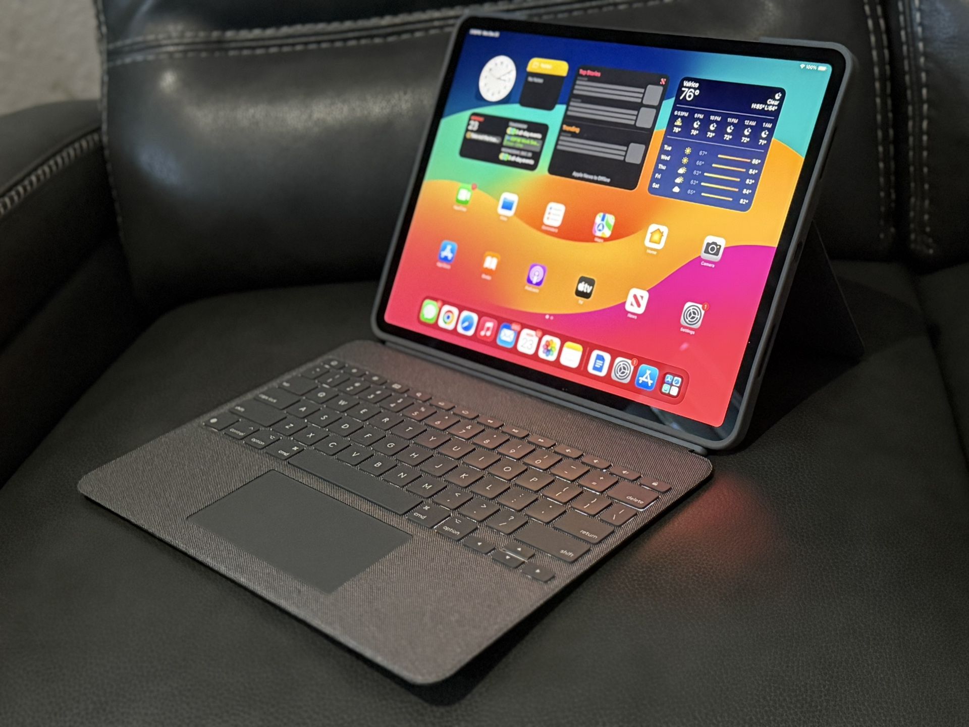 iPad Pro 12.9 3rd Generation + Logitech Keyboard Case