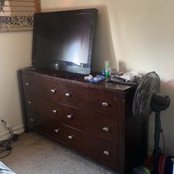 King bed frame/headboard/footboard & Dresser 