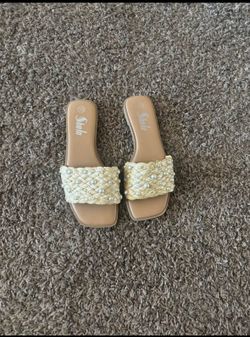 New Women’s flip-flops sz 10