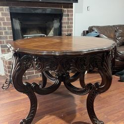 Elegant entry table