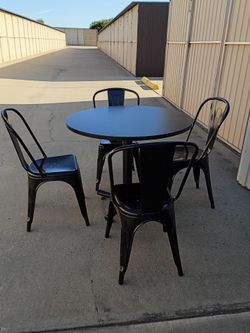 TABLE AND FOUR METAL CHAIRS.