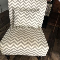 Set Of 2 Decorative Chairs Chevron pattern