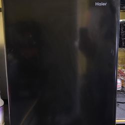 Haier 2.7 Cu Ft Mini Fridge With small Freezer Compartment 