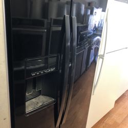 Refrigerador 2 Puertas Dispensadores Totalmente Digitales Agua/Hielo Color Negro