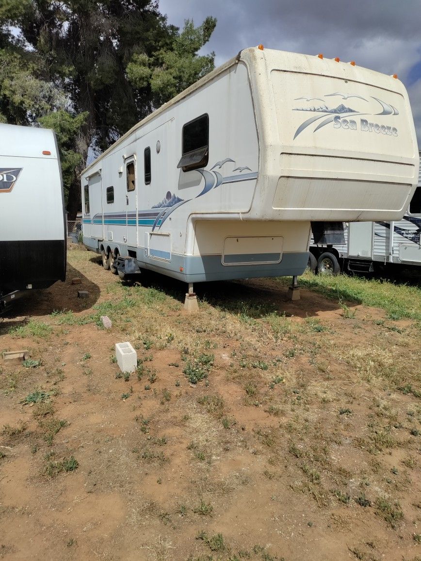 5th Wheel  -3 Slides/Home (Needs TLC)