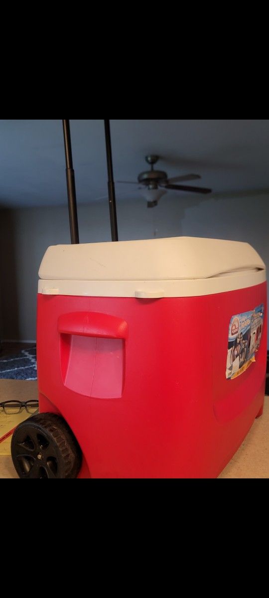IGLOO COOLER $30 ROLLING