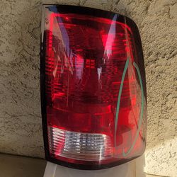 09-18 Dodge Ram OEM Right Tail Light READ 👇🏼👇🏼👇🏼👇🏼👇🏼