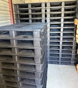Plastic pallets for sale 48x40 heavy duty type