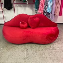 Lips Red Velvet 80'' Loveseat Pillows Included