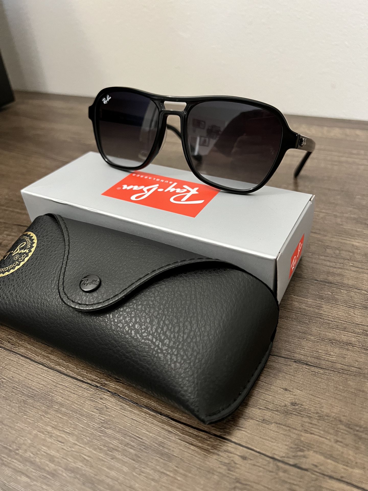 BILL NEW RayBan Sunglasses with original Ray Ban Packaging