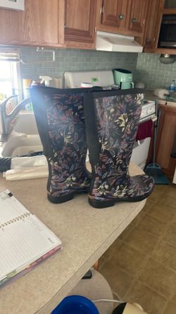 Size 8 women’s rain boot worn 1 x