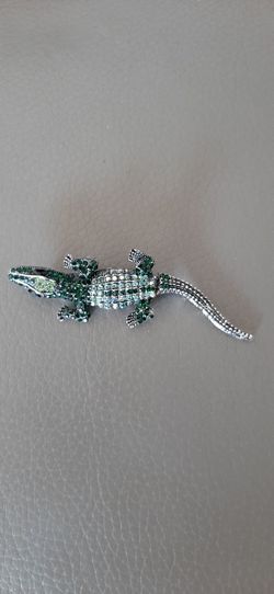 Silver tone alligator-shaped brooch