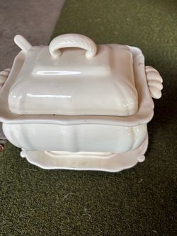 Large gravy boat with lid, spoon and base plate