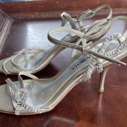 Elegant Heeled Shoes – Size 7