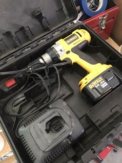 DE WALT CORDLESS DRILL. 14.4v Works good.