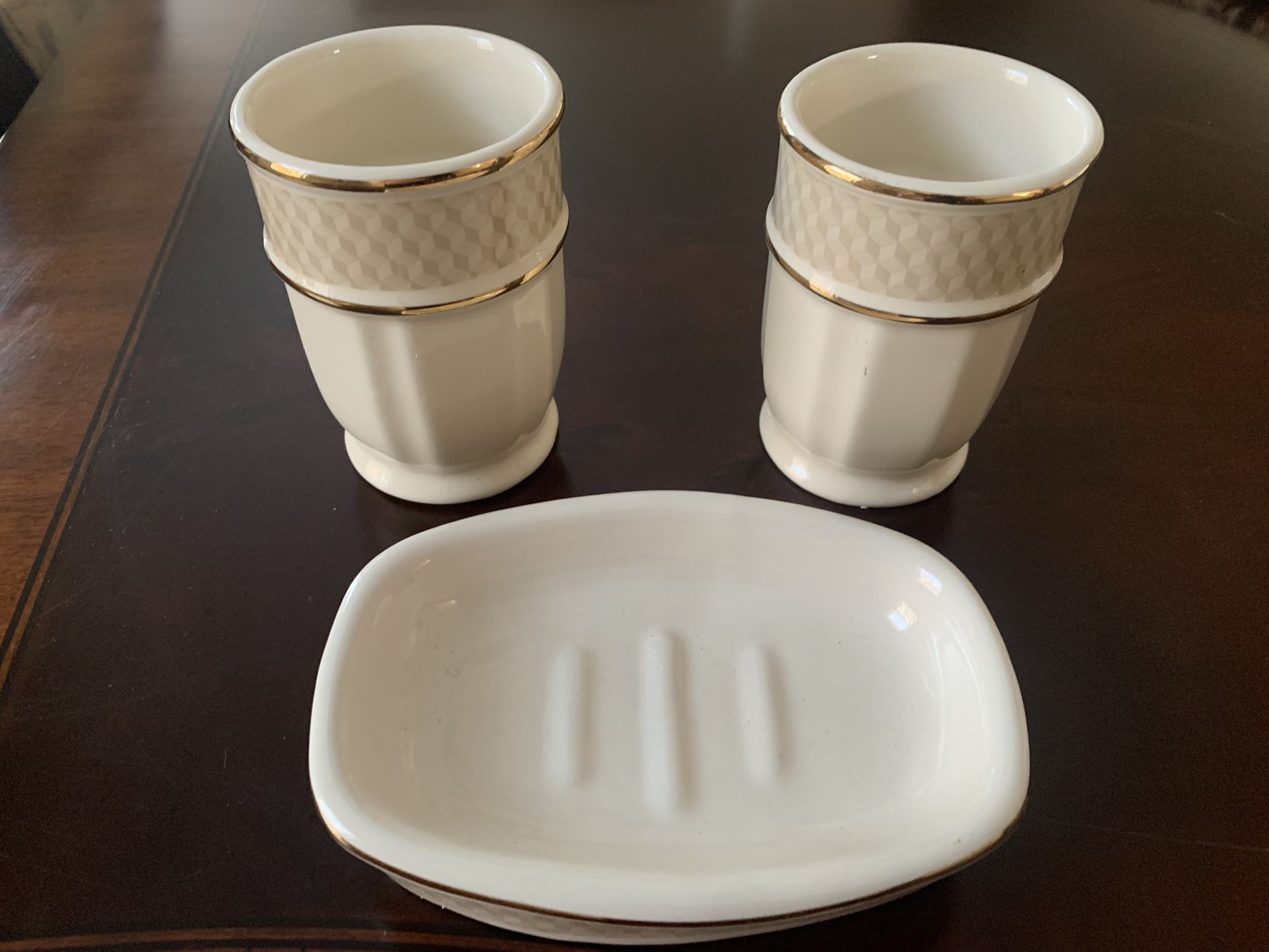 Ceramic Ivory And Gold Bathroom Accessories Soap dish And Glasses
