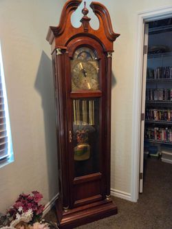 Grandfather clock, Howard Miller. I have the key, it's always been cleaned. And kept up works perfect