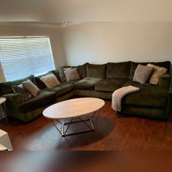 Dark Green Sectional Sofa, Good Condition – North Little Rock, AR