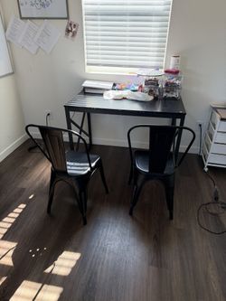 Kids/Small Desk + 2 Metal Chairs