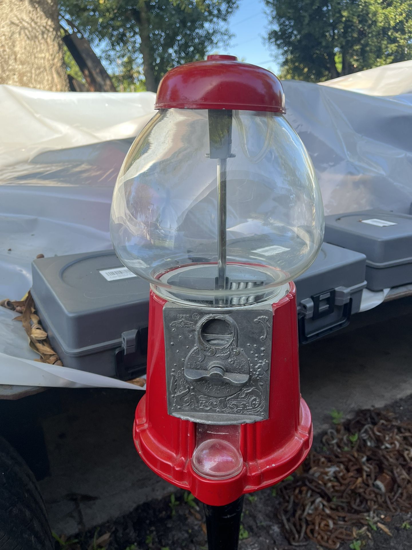 1985 Carousel gumball machine