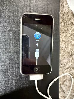 iPhone 3G 8gb (2008) and cable charger.