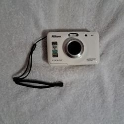Nikon Coolpix S30 Digital Camera - White **Not Working**