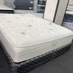 Queen Sealy Mattress And Box Springs 👑