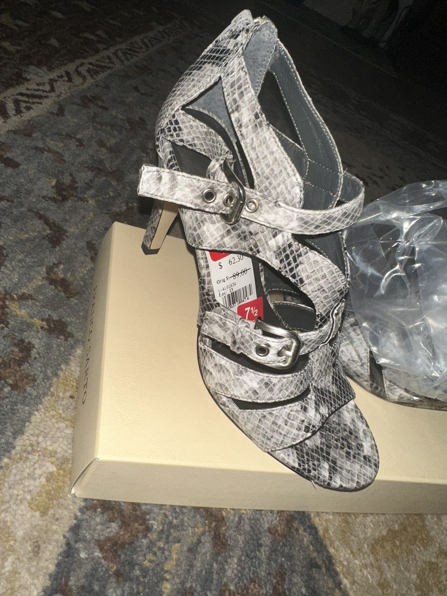 BRAND NEW heels Sz 7