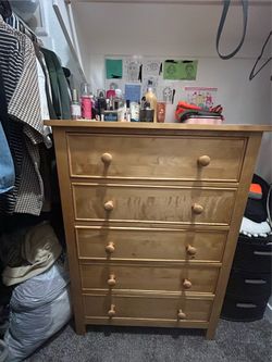 Light brown wooden 5 drawer dresser in good condition (NEED GONE ASAP)