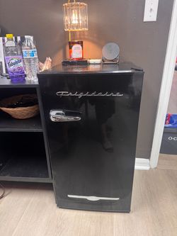 Frigidaire Retro Mini Fridge Black