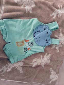 Does not have a size but fits up to 6 months