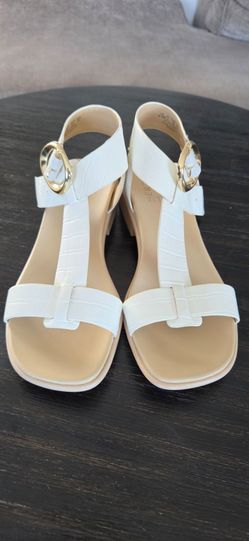 Naturalizer White Croc-Embossed T-Strap Sandals 8.5M
