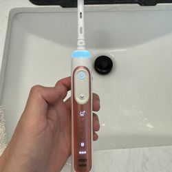 Oral-B Genius 9000 Electric Toothbrush & Multiple Cleaning Mode – Gently Used