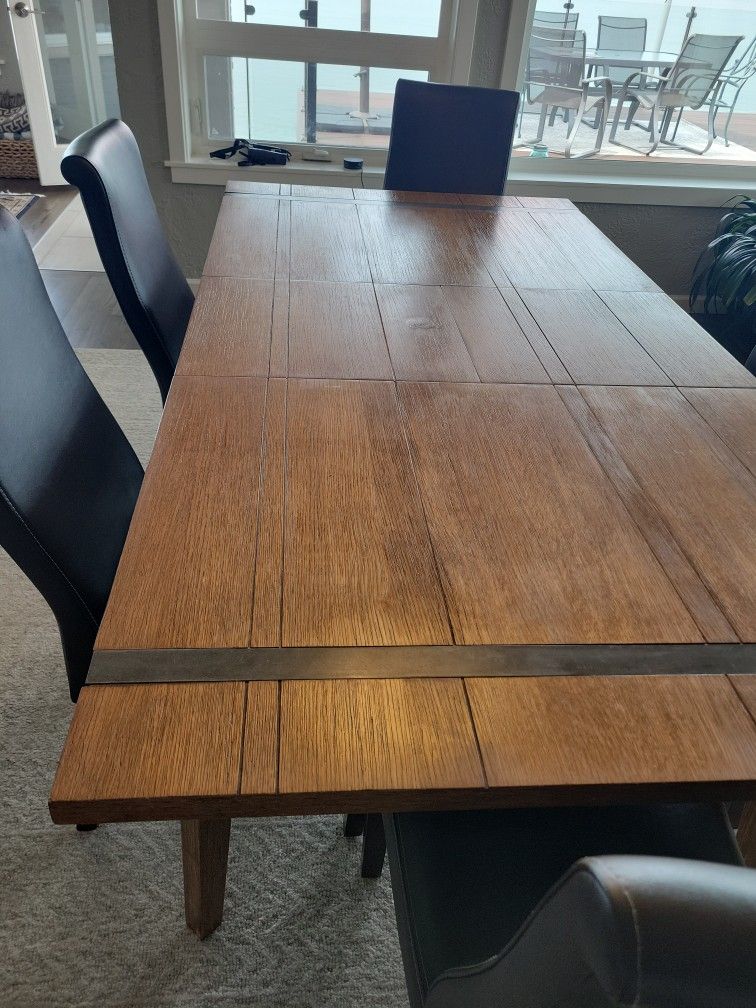 Extendable Dining Table with Butterfly Expansion Leaf