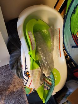 Fisher Price Baby Bath Tub (With age appropriate attachments)