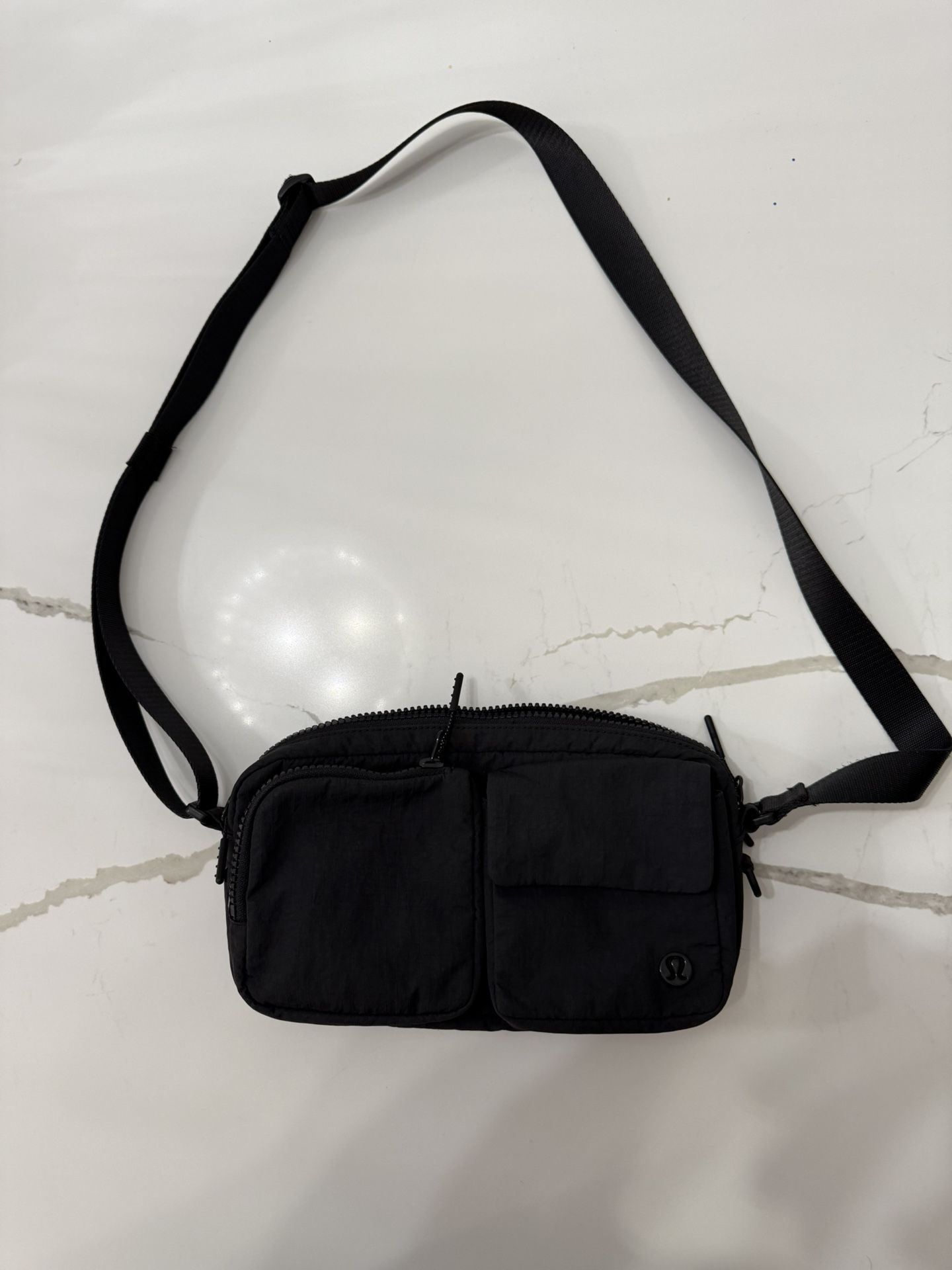 Multi-Pocket Crossbody Bag 2.5L (Lululemon)