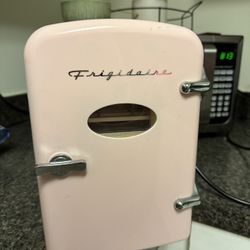 🌸 Mini Frigidaire Retro Style Portable Fridge – Pink 🌸