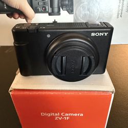 SONY CAMERA ZV-F1 With Vlogger Kit