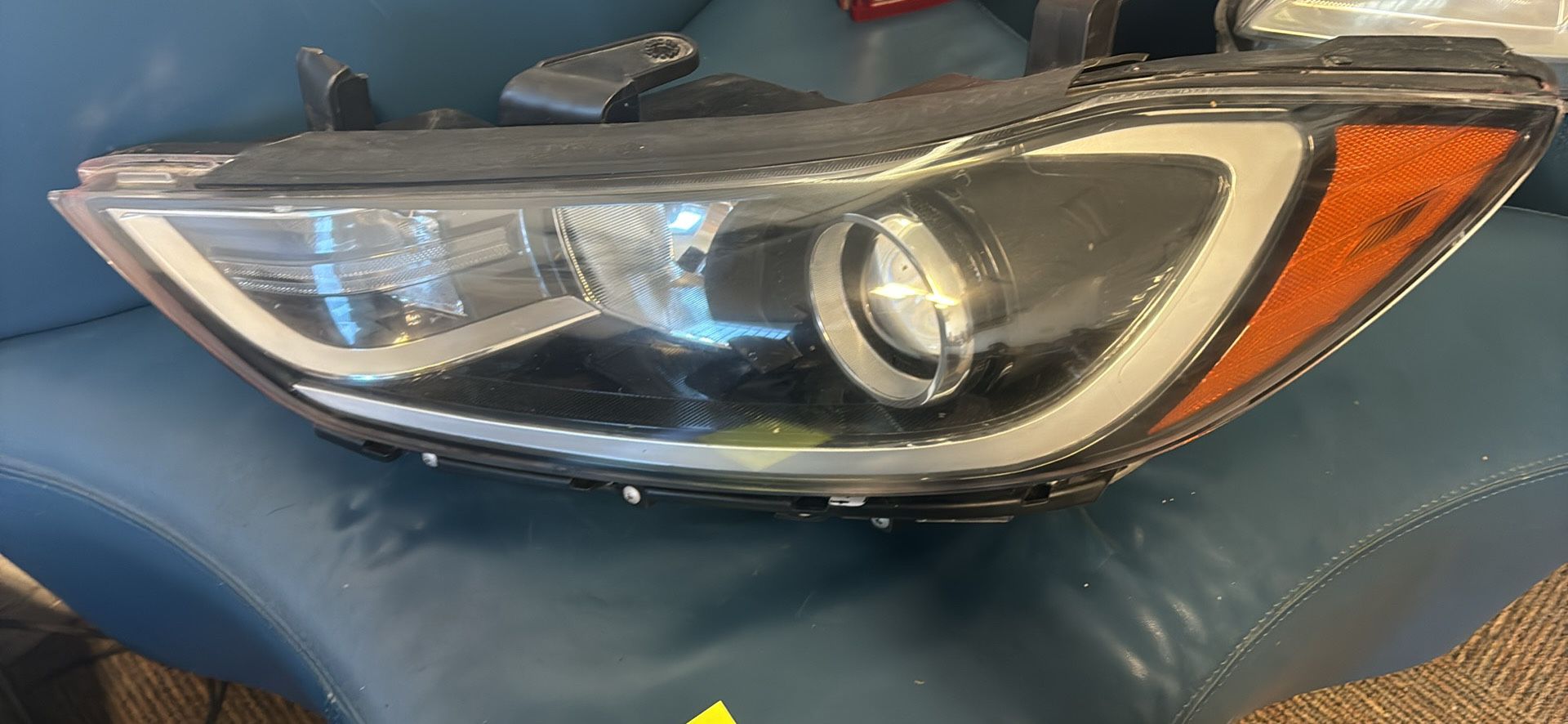 2017 Hyundai Elantra Headlight