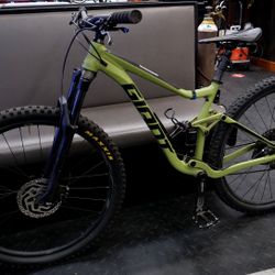 Giant Mountain Bike 29 in wheel size, M size, Green with Black