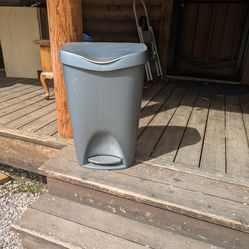 Garbage Can Step To Open