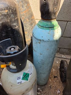 Small full cylinder of CO2
