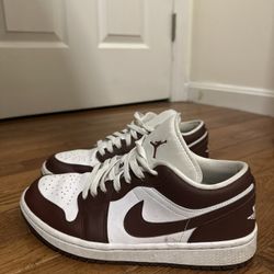 Women’s Size 8.5, Nike Low Dunks In Burgundy 