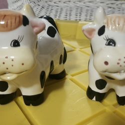 Adorable Vintage Cow Creamers 