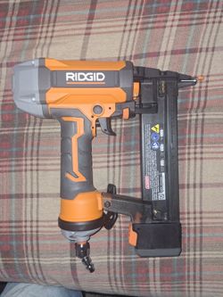 Rigid 18 ga narrow crown stapler