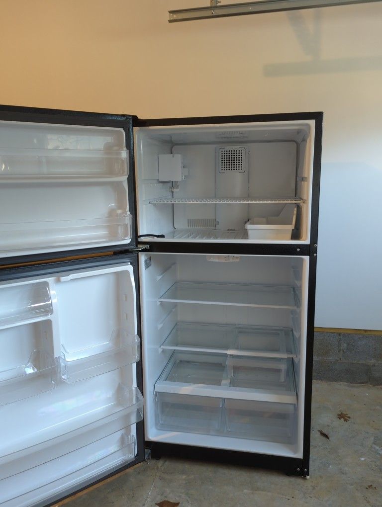 GE BLK Refrigerator/Freezer Ice maker $500