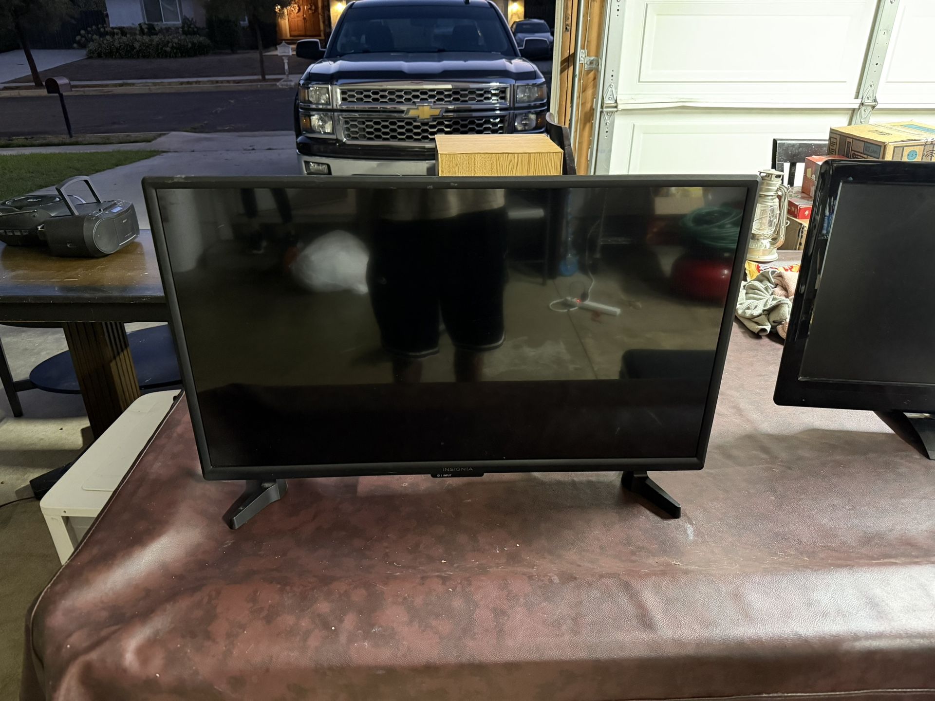 33 inch insignia TV