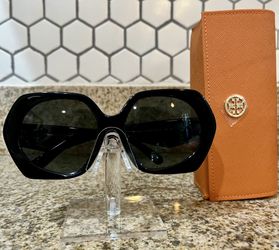 Tory Burch Woman Sunglasses