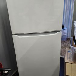 Frigidaire 18.3 cu. ft. Top Freezer Refrigerator in White