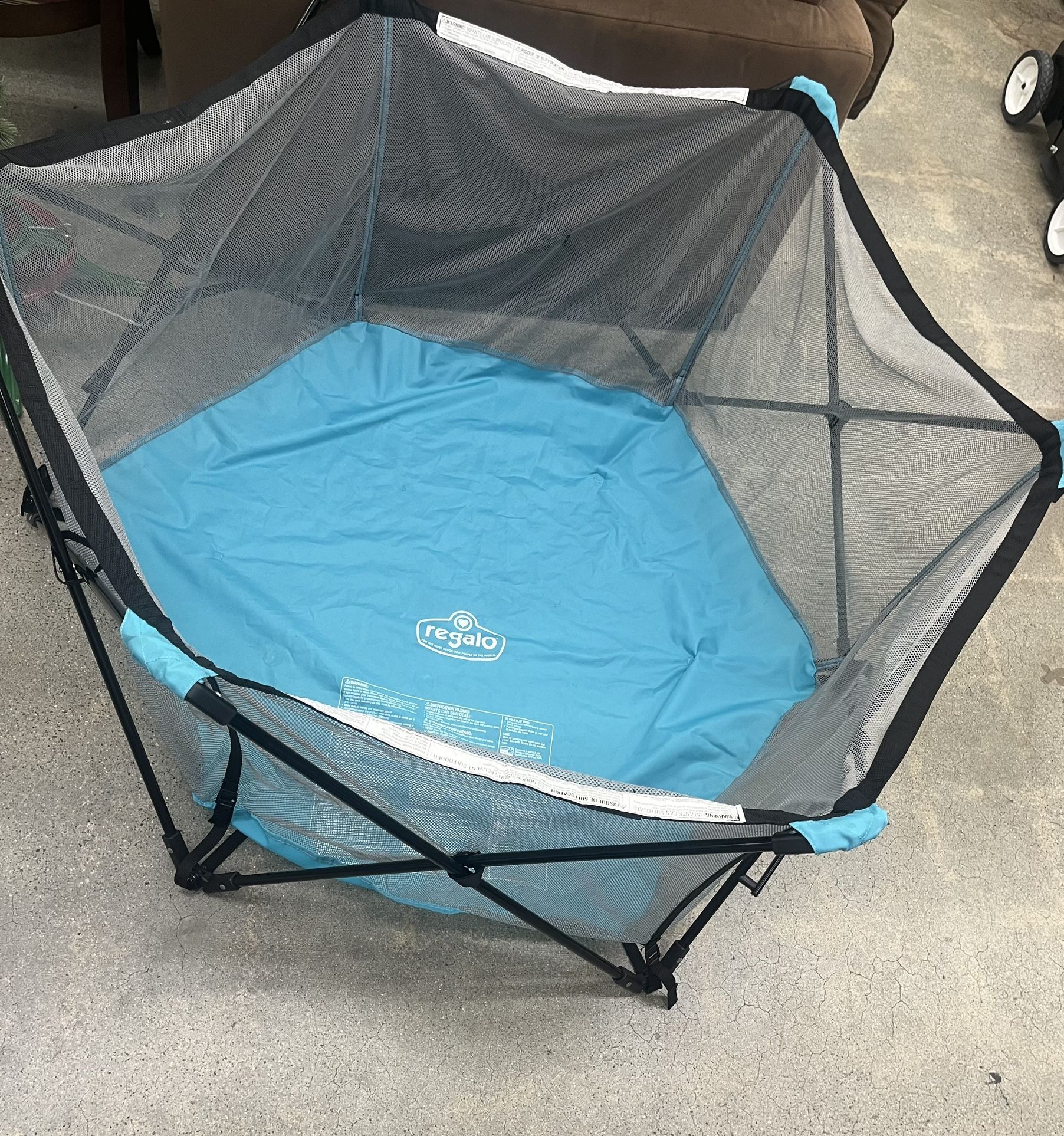 Good Condition PLAY YARD 35$ FOLDS SLIM COMES WITH BAG 